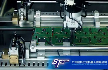 啟帆工業(yè)機(jī)器人展示帶夾具快換異形件插件機(jī)